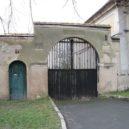 Písmák Vavák - Milčice, brána u Vaváků – commons.wikimedia