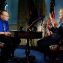 Larry King - Ministr obrany Donald Rumsfeld odpovídá na otázku Larryho Kinga CNN během natáčení jeho programu Larry King Live -commons-wikimedia –