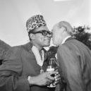 Mobutu - Mobutu Seko s nizozemským princem Bernhardem v Zairu v důvěrném rozhovoru (1973) – wikimedia.commons-
