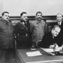 Zimní válka - Molotov podepisuje Moskevský mír – Odleva přihlížejí A. Ždanov, K. Vorošilov, Stalin a O. Kuusinen – wikipedie