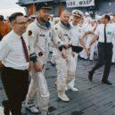 Gemini 12 - Na palubu letadlové lodi USS Wasp dorazila šťastná posádka Gemini-12. Astronauti James A. Lovell ml. (vlevo), a Edwin E. Aldrin ml. – commons.wikimedia