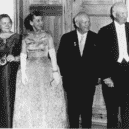 Mamie Eisenhowerová - Nina Kucharčuková, Mamie Eisenhowerová, Nikita Chruščov a Einsenhower při státní večeři v roce 1959 – wikipedie