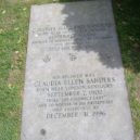Plukovník Sanders - Náhrobní kámen plukovníka Sanderse a jeho ženy Claudie -wikimedia.commons –