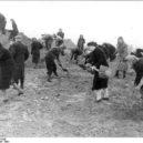 Generál Weidling a obrana Berlína 1945 - Obrana Berlína – Použití obyvatelstva k postavení zátarasů; ženy pracují na jejich zvýšení