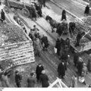 Generál Weidling a obrana Berlína 1945 - Obrana Berlína – Protitanková bariéra u stanice S-Bahn, budována vojáky Volkssturmu, zesílená materiálem z bombardovaných domů