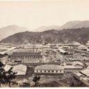 Císařovna Cch’-si - Panorama z Foochow Arsenalu ukazující loděnice, přístav, budovy a staveniště, Mamoi (nyní Mawei), poblíž Foochow (nyní Fuzhou), Čína-wikipedia