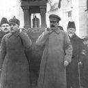 Maršál Vorošilov - Pohřeb Kirova v Moskvě. S urnou zleva doprava- Vjačeslav Molotov, Kliment Vorošilov, Joseph Stalin, Michail Kalinin -wikimedia.commons –