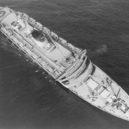 Kondotier Andrea Doria - Potápějící se Andrea Doria. Záchranné čluny na pravoboku již jsou spuštěny – wikipedie