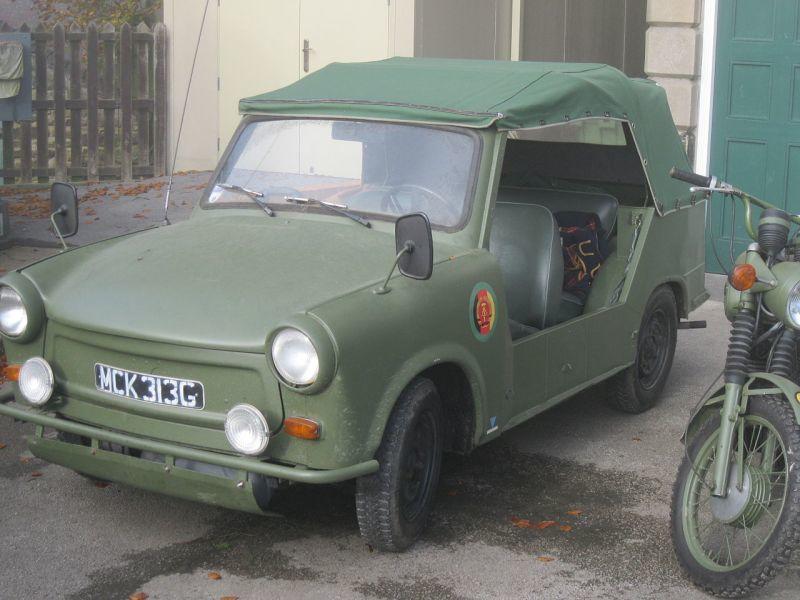 RETRO: Na silnici vyrazily trabanty. Vážně je brali jen v armádě, jinak s nimi bylo veselo