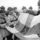 Zimní válka - Vojáci Rudé armády si prohlížejí ukořistěnou finskou válečnou vlajku – wikipedie