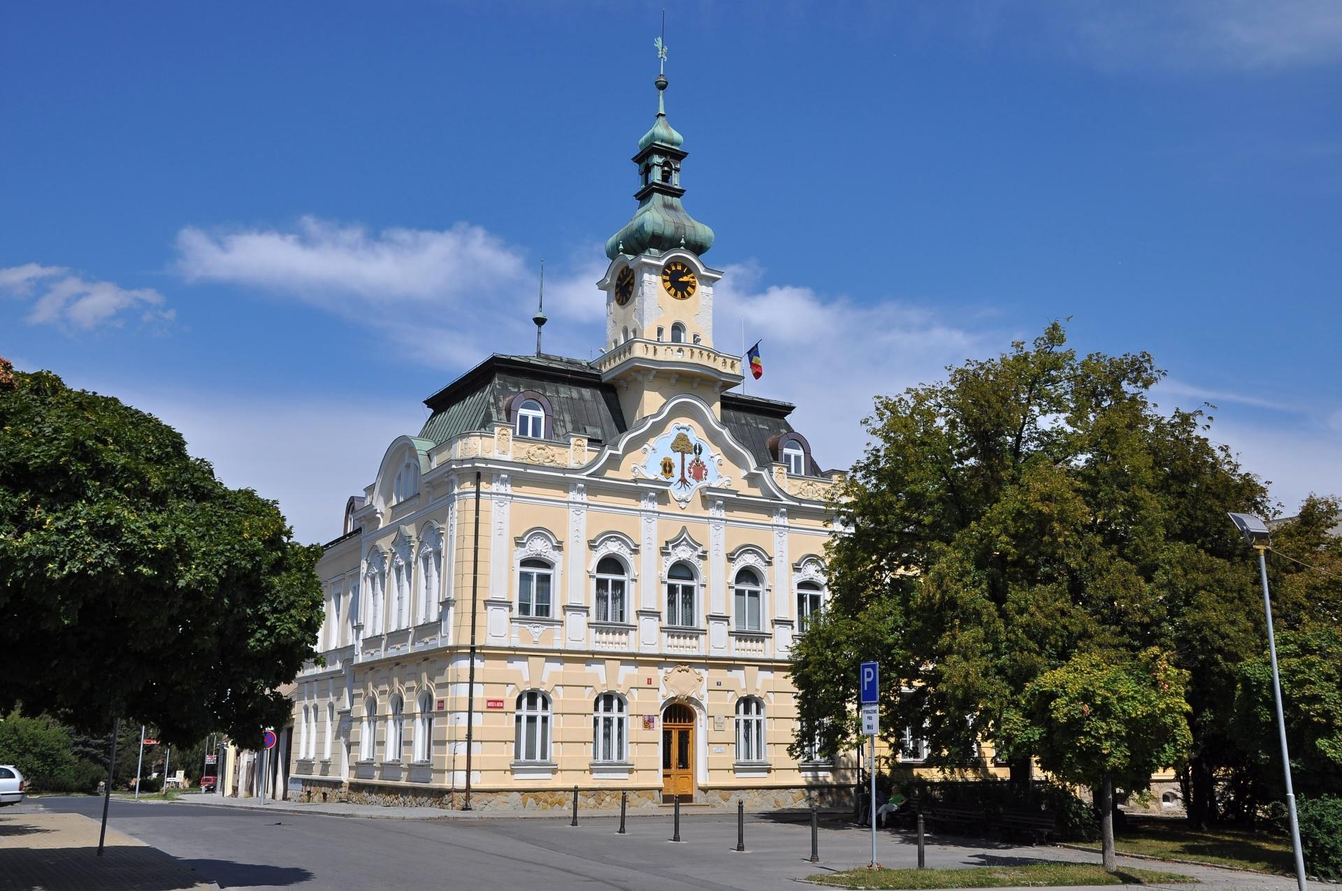 Poradna v Čelákovicích poradila ženě, na kterou si manžel vzal půjčku Poradna je otevřela každou první středu v měsíci od 13 do 17 hodin v budově Městského úřadu na náměstí 5. května.