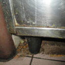 Zažívací potíže hosta přivedly hygieniky do restaurace „chuťovka“ u Orlické přehrady - před_úklidem_-_detail_(povrch_podlahy_v_kuchyni)_KHS