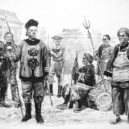 Císařovna Cch’-si - Čínští vojáci (1899-1901). Vlevo-dva pěšáci Nové armády. Vpředukapelník vojenské hudby. Sedící na kmenu stromu-polní dělostřelec. Vpravo-boxeři-wikipedi