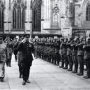 Maršál I. S. Koněv - 1941 – Koněv a osvoboditel Ostravy Andrej Jeremenko na Pražském hradě při slavnostním předání řádu Bílého lva a vojáci čs. armády na čestné stráži, 6. června 1945 – wikipedie