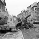 Maršál I. S. Koněv - 1956 – Dva opuštěné sovětské tanky (ISU-152 a za ním T-34-85) v Budapešti – wikipedia