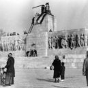 Maršál I. S. Koněv - 1956 – Maďarská vlajka umístěná na zbytku Stalinova pomníku – wikipedia