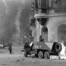 Maršál I. S. Koněv - 1956 – Sovětský hořící obrněný transportér v budapešťských ulicích – wikipedia – kopie