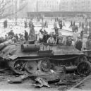 Maršál I. S. Koněv - 1956 – Zničený sovětský tank T-34-85 – wikipedie
