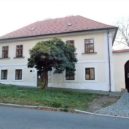 Bohnická náves - 4 fara bývalý statekDSCN3303