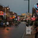Elvis Presley - Beale Street je ulice v centru Memphisu. Festivaly a venkovní koncerty street jazz často lákají velké davy lidí. Zde byl také viděn Elvis (po své smrti)-wikipedia