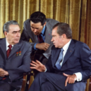 Brežněv – rozorání celin - Brežněv zachycený v roce 1973 při diskuzi s Nixonem – wikipedie