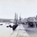 Armand Peugeot - Camaret v roce 1885 (fotografoval’Armand Peugeot) – wikimedia.commons