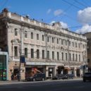 Ostrovskij - Dům číslo 14 na Tverské ulici (Moskva) (obchod Eliseevsky). Ve druhém patře budovy je muzejní byt spisovatele N. A. Ostrovského, který zde žil a pracoval-wikipedia
