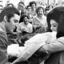 Elvis Presley - Elvis Presley, Priscilla a dcera Lisy Marie (únor 1968) – wokimedia.commons