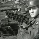 Elvis Presley - Elvis Presley pózuje pro kameru během vojenské služby ve Spolkové republice Německo – wikimedia.commons