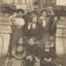 Fahrelnissa Zeid - Fahrelnissa (sedící úplně vlevo) se svou rodinou okolo roku 1910 – WIKIPEDIE