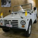 Atentát na papeže Jana Pavla II. 1981 - Fiat Popemobile, ve kterém byl papež Jan Pavel II. v době pokusu o atentát. Toto vozidlo je nyní v Carriage museum ve Vatikánu-wikipedia