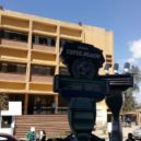 Gillette a žiletky - Gillete před univerzitouAin Shams (Egypt) . 1 – wikimedia.commons