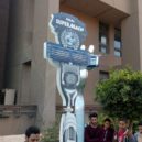 Gillette a žiletky - Gillete před univerzitouAin Shams (Egypt) . 5 – wikimedia.commons