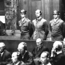 Karl Brandt - Karl Barndt (stojící) u norimberského soudu s nacistickými lékaři – 20. srpen 1947 – wikipedia