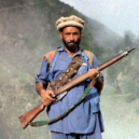 Sovětská invaze do Afghánistánu 1978 - Mudžáhid se zastaralou puškou Lee-Enfield, zavedenou do výzbroje britské armády počátkem 20. století – wikipedie
