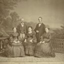 Heinrich Schliemann - Na fotografii Dofie sedí uprostřed, Schliemann stojí vlevo – wikipedia