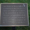 Lockerbie 1988 - Nápis u pomníku všem obětem na hřbitově v Lockerbie – wikipedie