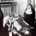 Otec Damien - Otec Damien s Matkou Marianne Cope a Sestrou Leopoldinou Burns na katafalku v den jeho smrti 15. dubna 1889 – wikipedia