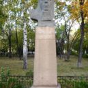 Ostrovskij - Památník N. Ostrovského na nádvoří gymnázia č. 48 pojmenovaného po N. Ostrovském ve městě Čeljabinsk-wikipedia