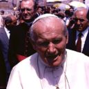 Atentát na papeže Jana Pavla II. 1981 - Papež Jan Pavel II. (1985) – vpravo za ním šéf vatikánské bezpečnosti Camillo Cibim – wikipedia