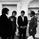 Elvis Presley - Prezident Pichard Nixon a Elvis Presley (1. zleva) 21. 12. 1970 -wikimedia.commons –