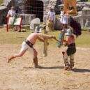 Konec gladiátorských her - Recreation of a combat between a thraex and murmillo in the Carnuntum Roman ruins. – wikimedia.commons