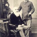 Rudyard Kipling - Rudyard Kipling (vpravo) se svým otcem Johnem Lockwoodem Kiplingem (vlevo), circa 1890 – wikipedia