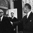 Barry Goldwater - Setkání prezidenta Johnsona (vpravo) se senátorem Barry Goldwaterem – wikimedia.commons