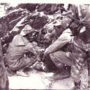 Sovětská invaze do Afghánistánu 1978 - Specnaz vyslýchají zajatého mudžáhida, v pozadí útočné pušky AKM a pancéřovka RPG 7 sovětské provinience – wikipedie