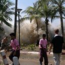 Tsunami 2004 - Tsunami na thajském pobřeží, 26. prosince 2004; vlna přichází – wikipedie