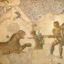 Konec gladiátorských her - Two Venatores fighting a tiger. Mosaic in Great Palace of Constantinople-wikimedia.commons