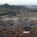 Tsunami 2004 - Vesnice na Sumatře nedaleko pobřeží po úderu tsunami – wikipedia