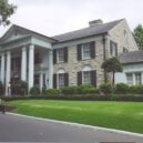 Elvis Presley - Čelní strana Gracelandu – wikimedia.commons –