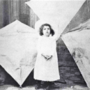 Draci ve službách vědy - 00 margaret eddy s draky svého otce cca 1895 wi